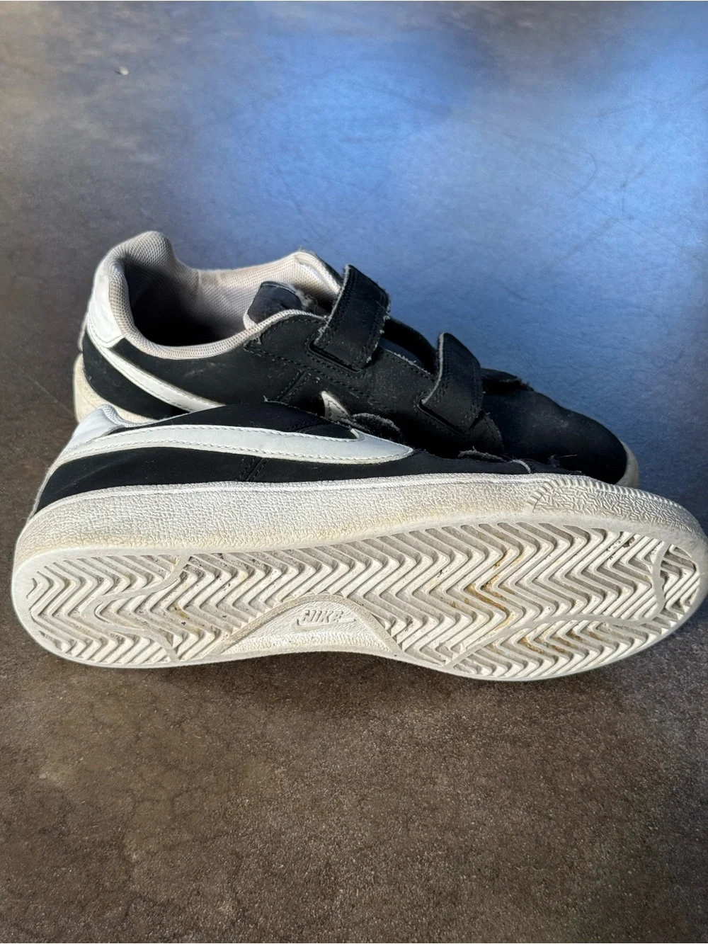 Nike Kids Velcro Sneakers - Black & White